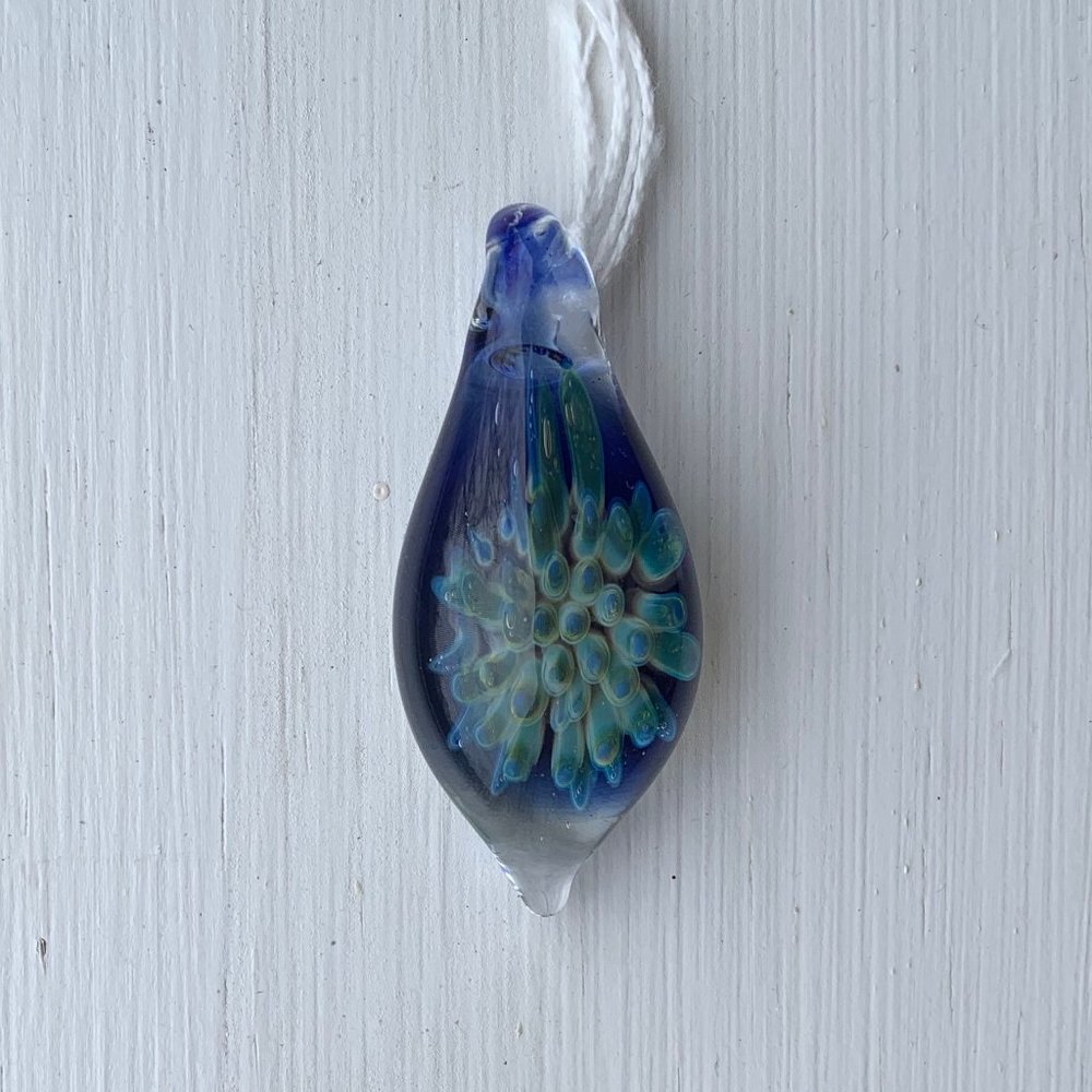 💕NWT Handmade Blown Glass Pendant